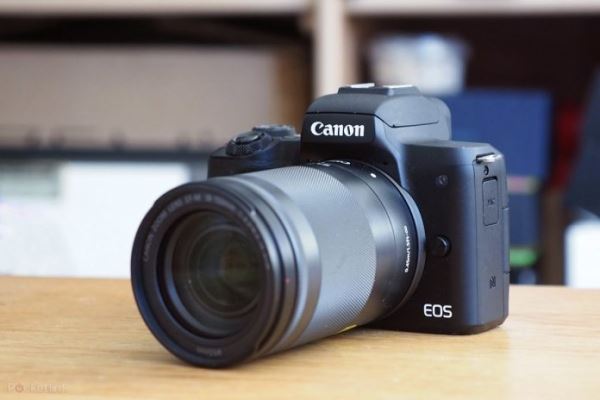 Canon: в комплекты с камерой M50 могли попасть «неправильные» зарядки
