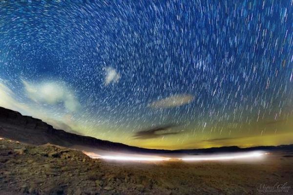 Звездные тропы виднеются над пустыней Негев в Израиле