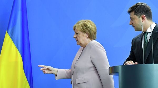 <br />
Зеленский позвонил Меркель<br />
