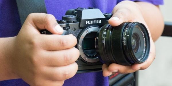 В будущих моделях Fujifilm может появиться сенсорный дисплей в верхней части корпуса