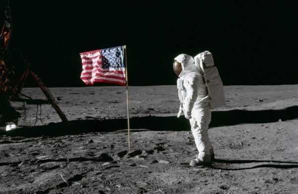 <br />
Российский историк привел доказательства высадки американцев на Луну<br />
