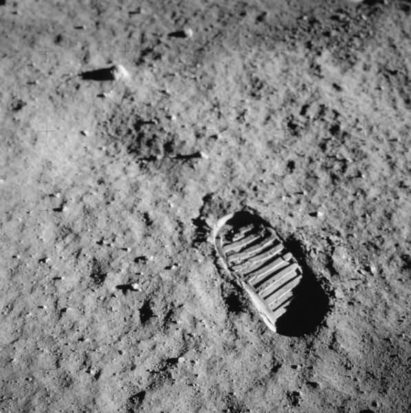 Hasselblad выпустили камеру в честь 50-летия высадки на Луну